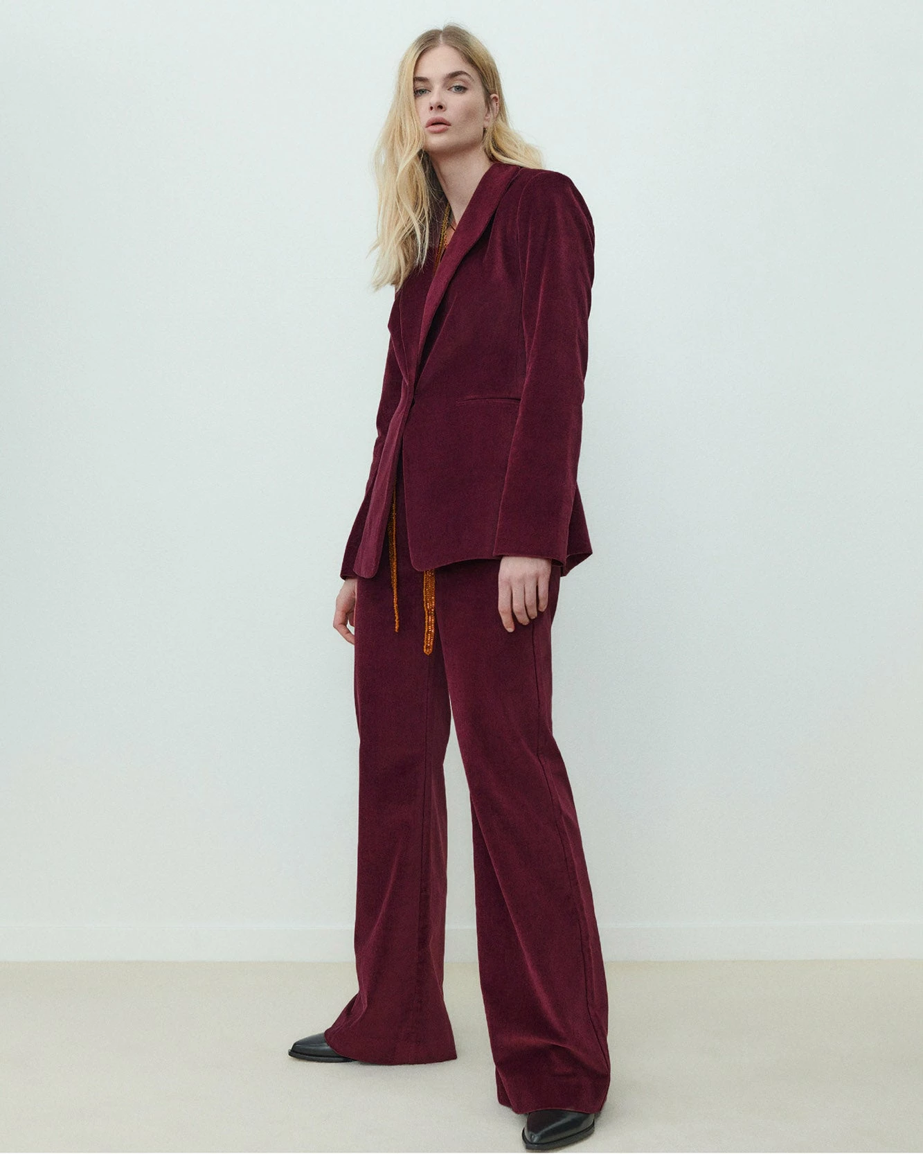 7 For All Mankind Modern Dojo Velvet Trouser In Winetasting 4 7 For All Mankind Modern Dojo Velvet Trouser In Winetasting - Image 2